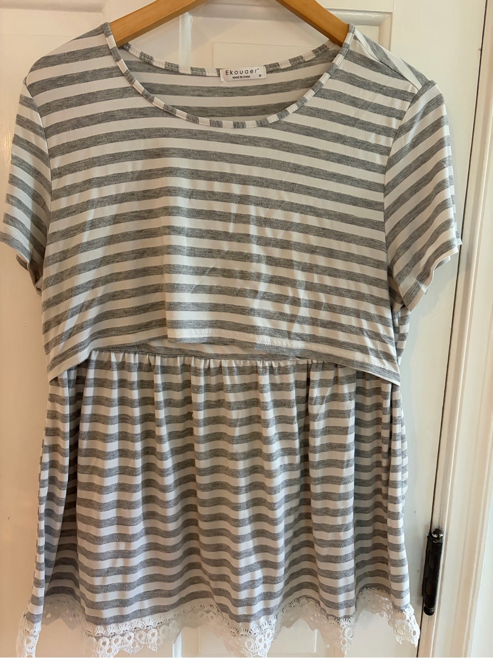 Ekouaer Gray & White Striped Maternity/Nursing Top
